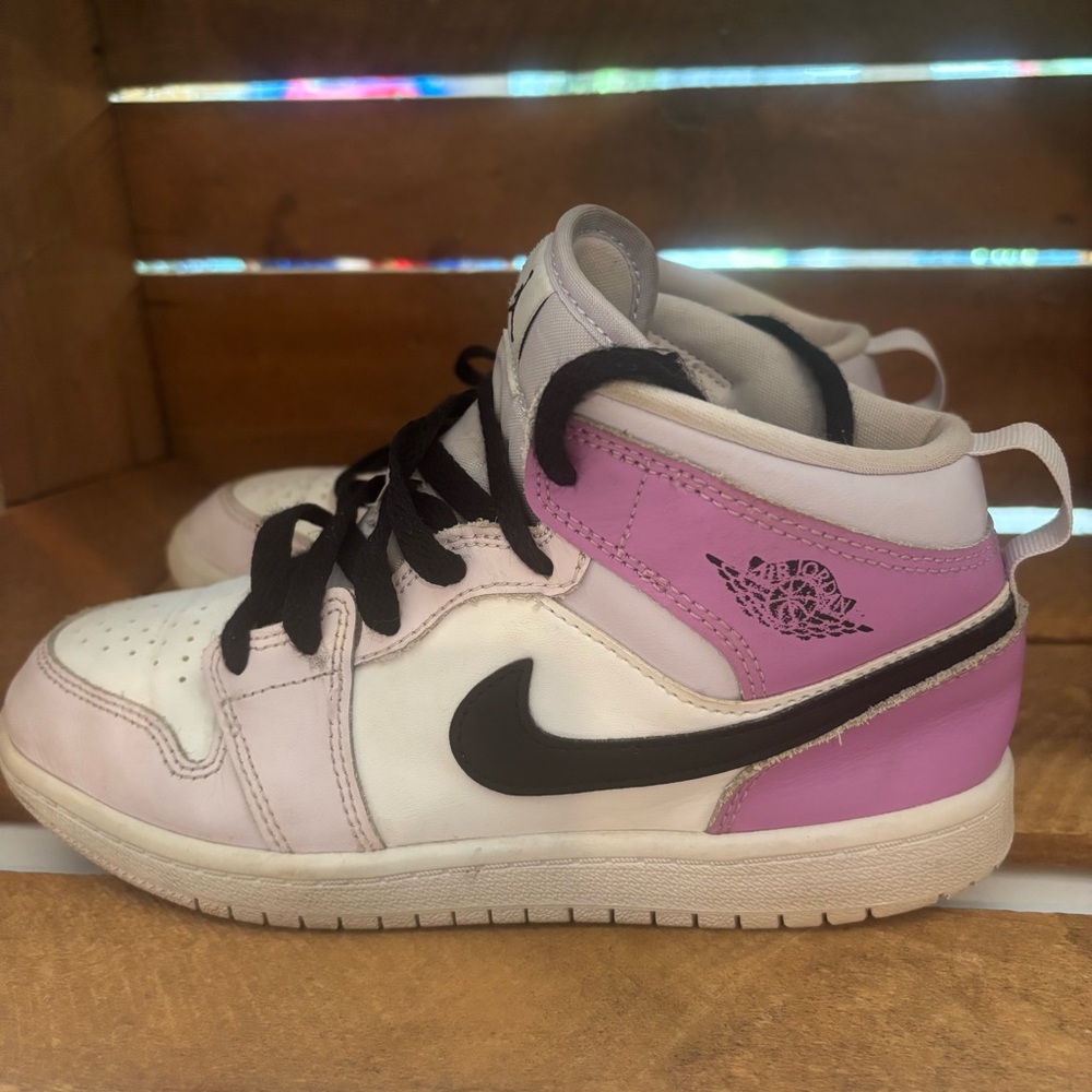 Nike Air Jordan 1 Mid Barely Grape High Top Sneaker Girls Size 3Y DQ8424-501